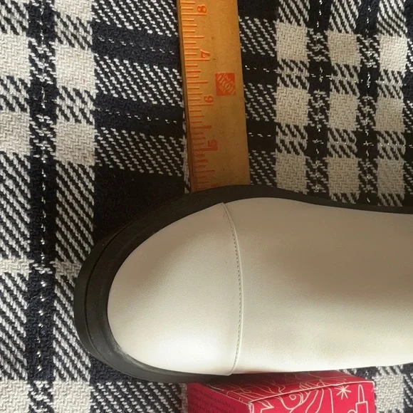 Stuart Weitzman Norah Leather Lug-Sole White Chealsea Boots in Size 10C, NWOB
